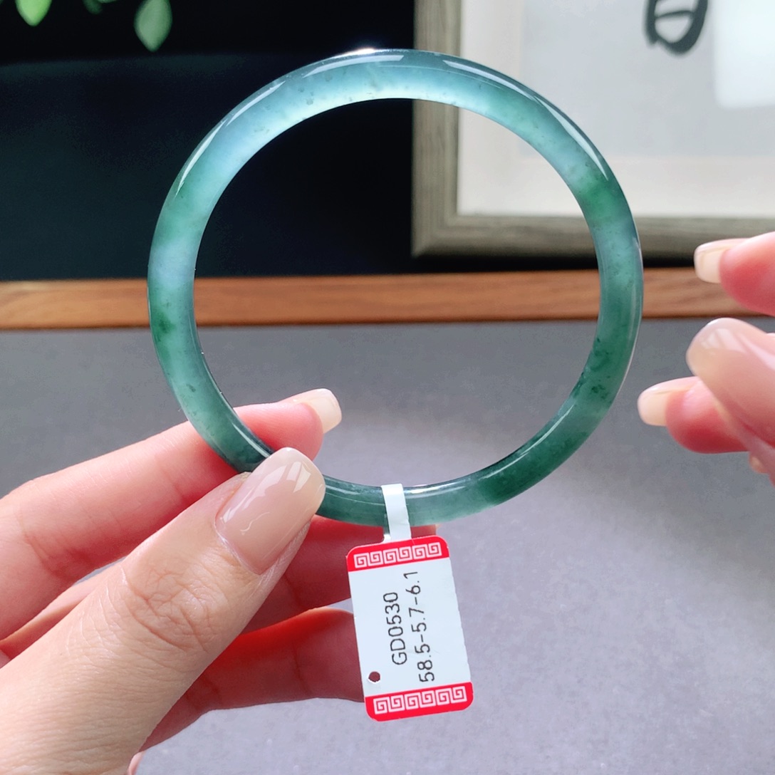 翡翠手镯未镶嵌天然翡翠