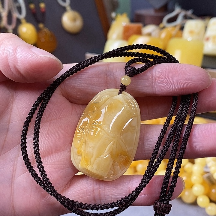 琥珀未镶嵌裸石雕刻件