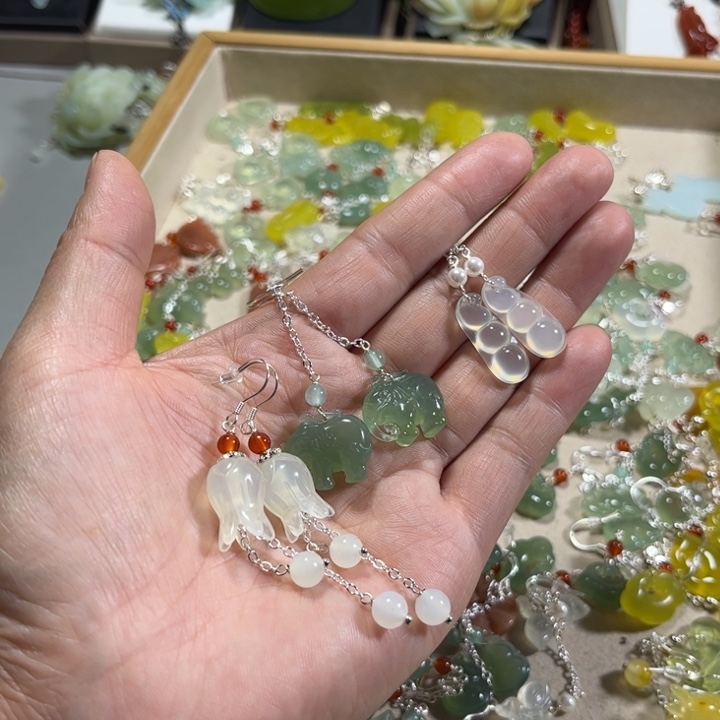 蛇纹石玉耳饰未镶嵌