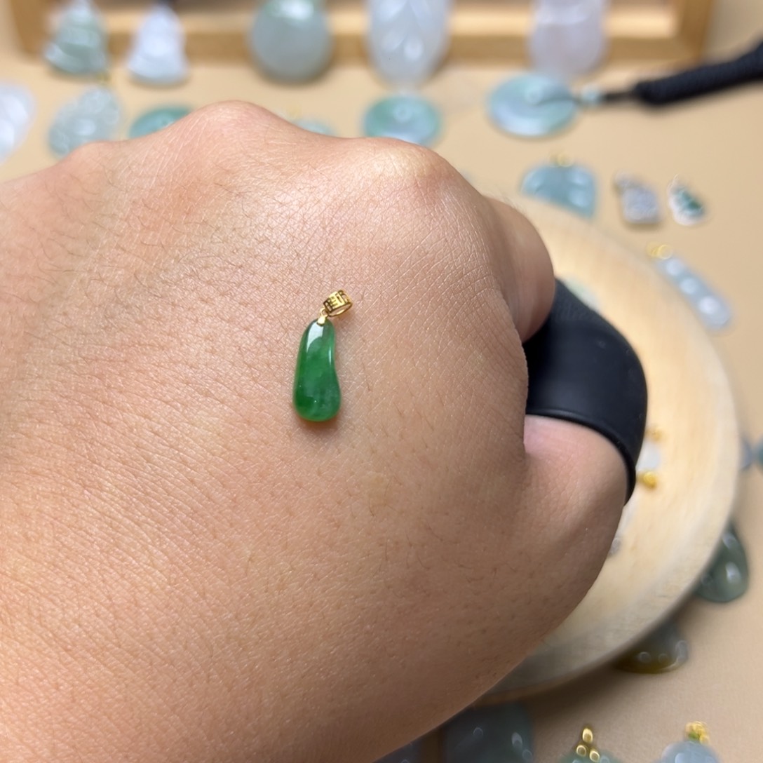 翡翠18K金镶嵌颈饰随形福瓜