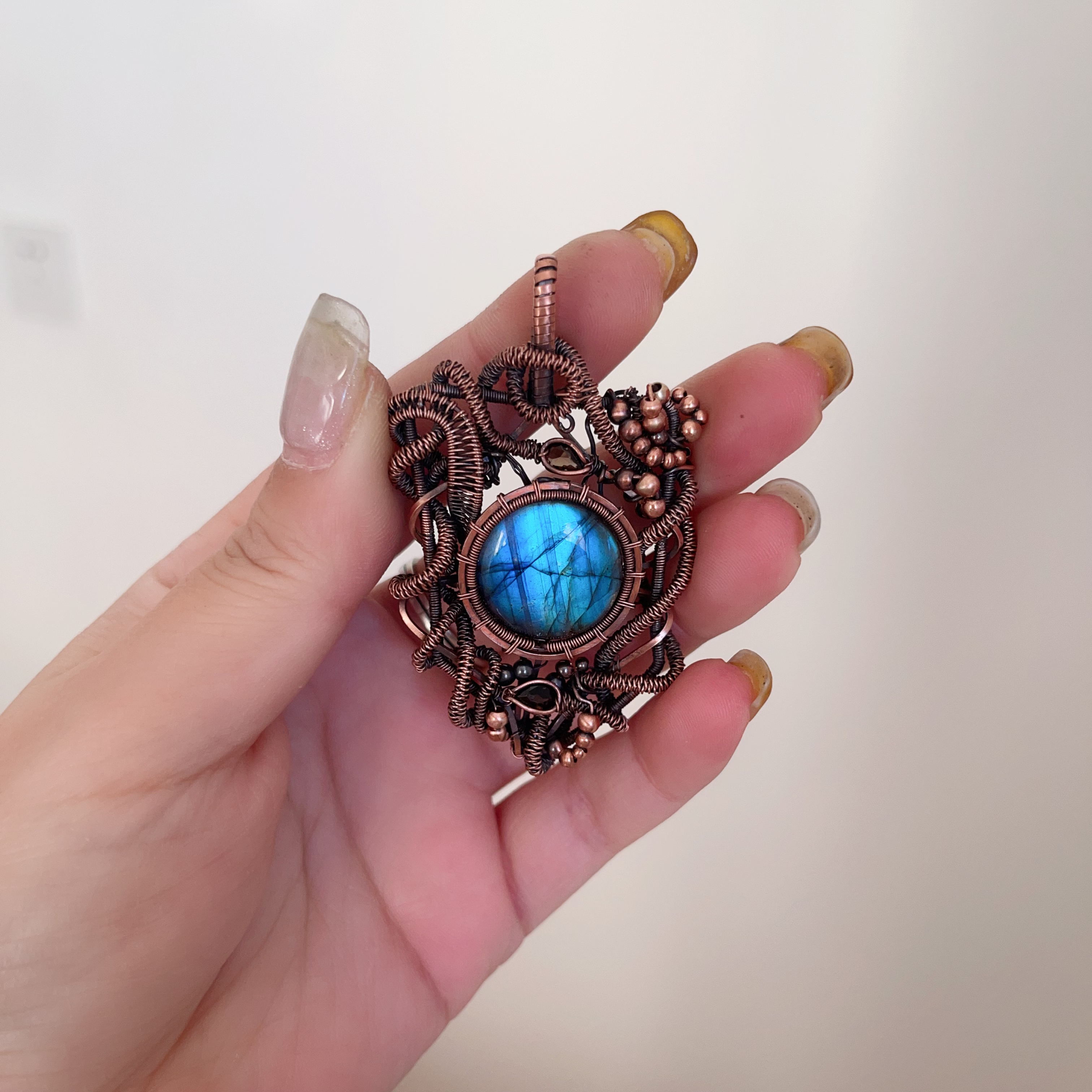 手工做旧灵蛇盾牌首饰编织