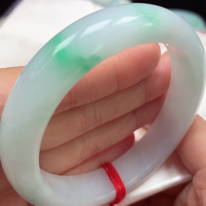 翡翠手镯未镶嵌白底青9