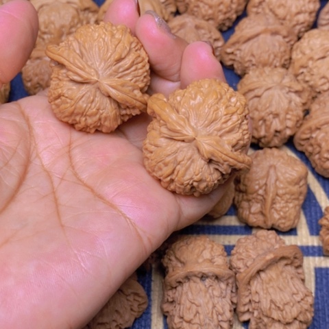 【闪购商品】文玩核桃吊坠秋白狮子白狮子43