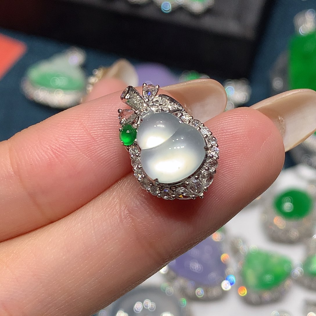 颈饰18K金镶嵌翡翠葫芦