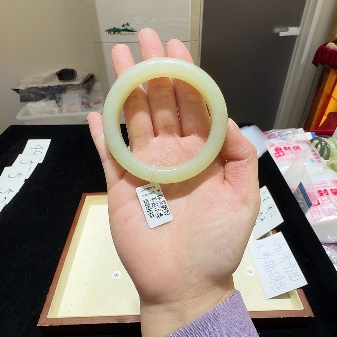 姑***芳和田玉未镶嵌手镯299