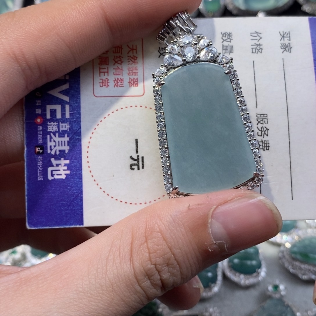 翡翠颈饰未镶嵌翡翠