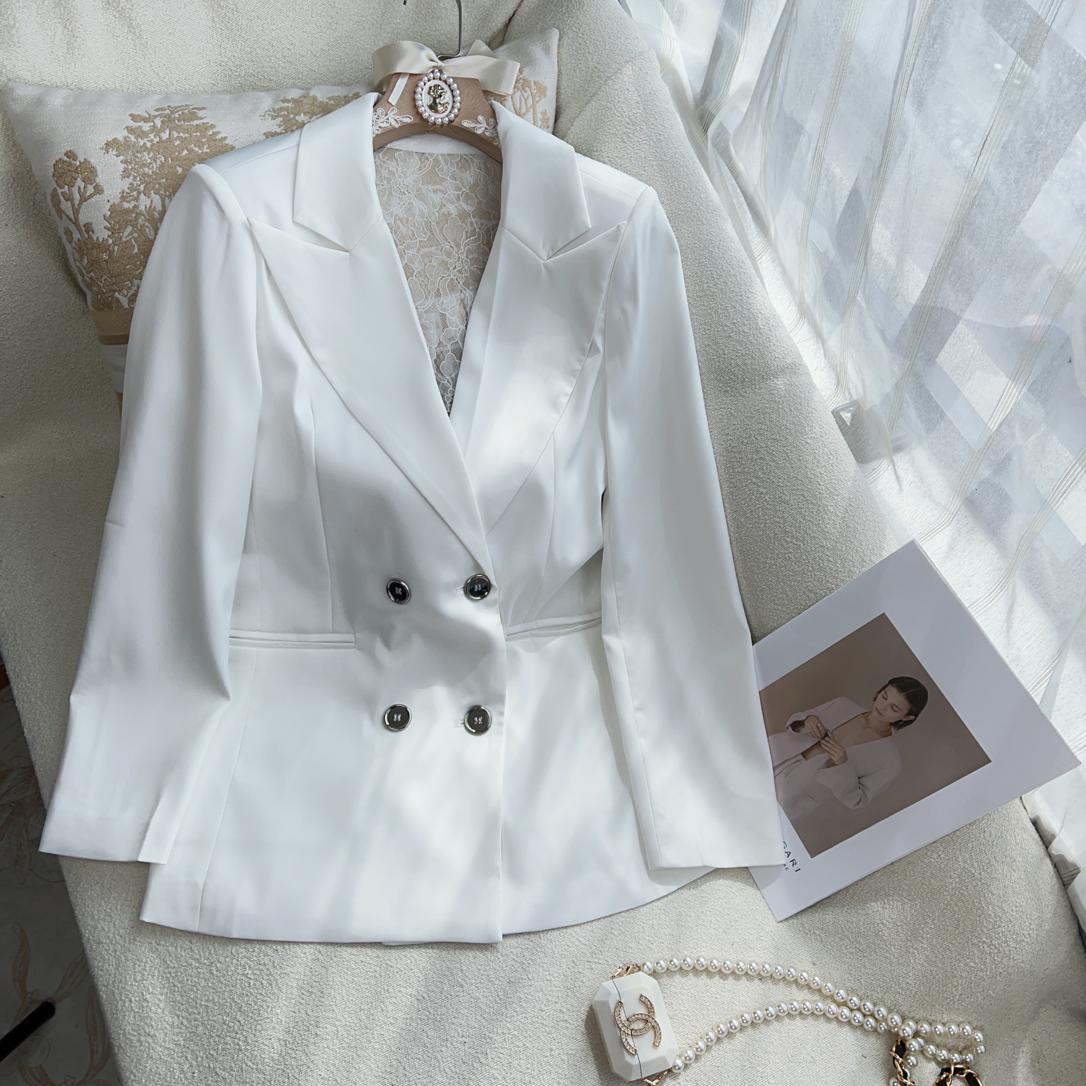 2025【月光】法式酸酸料立体剪裁后背蕾丝宽松气质优雅白色西服外套