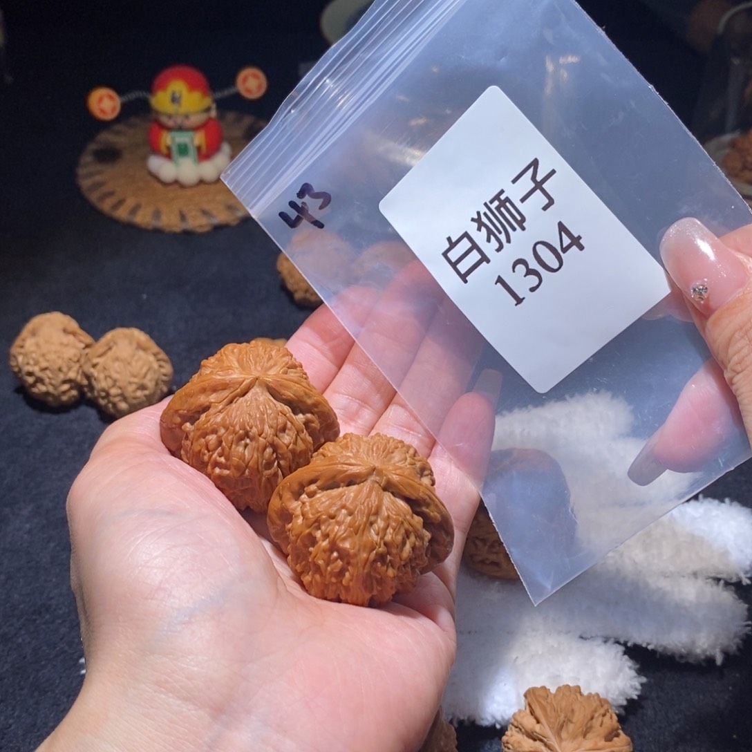 文玩核桃吊坠白狮子43