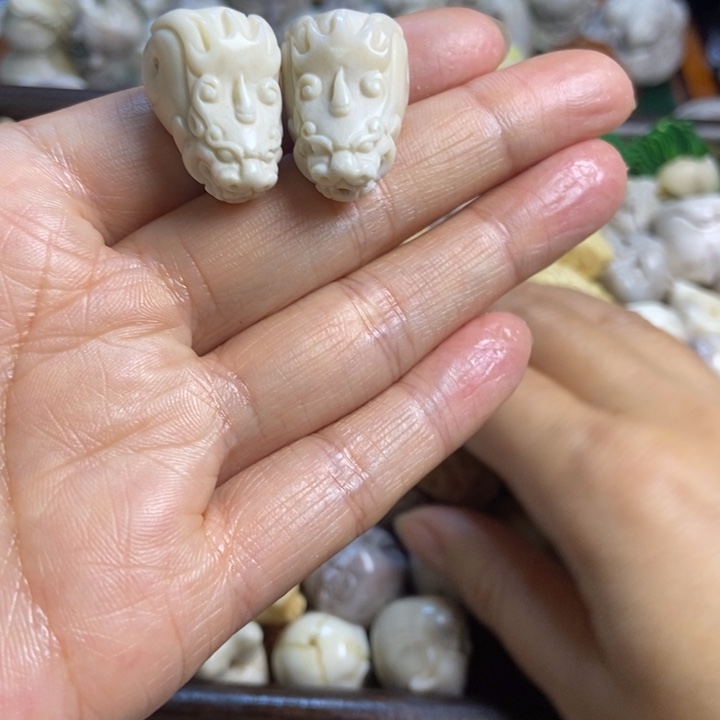 配饰鹿角雕刻一个出