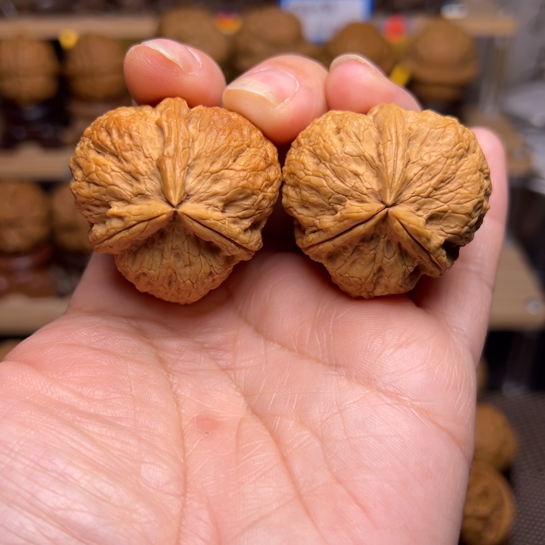 文玩核桃把件36w密石三棱38尺51克