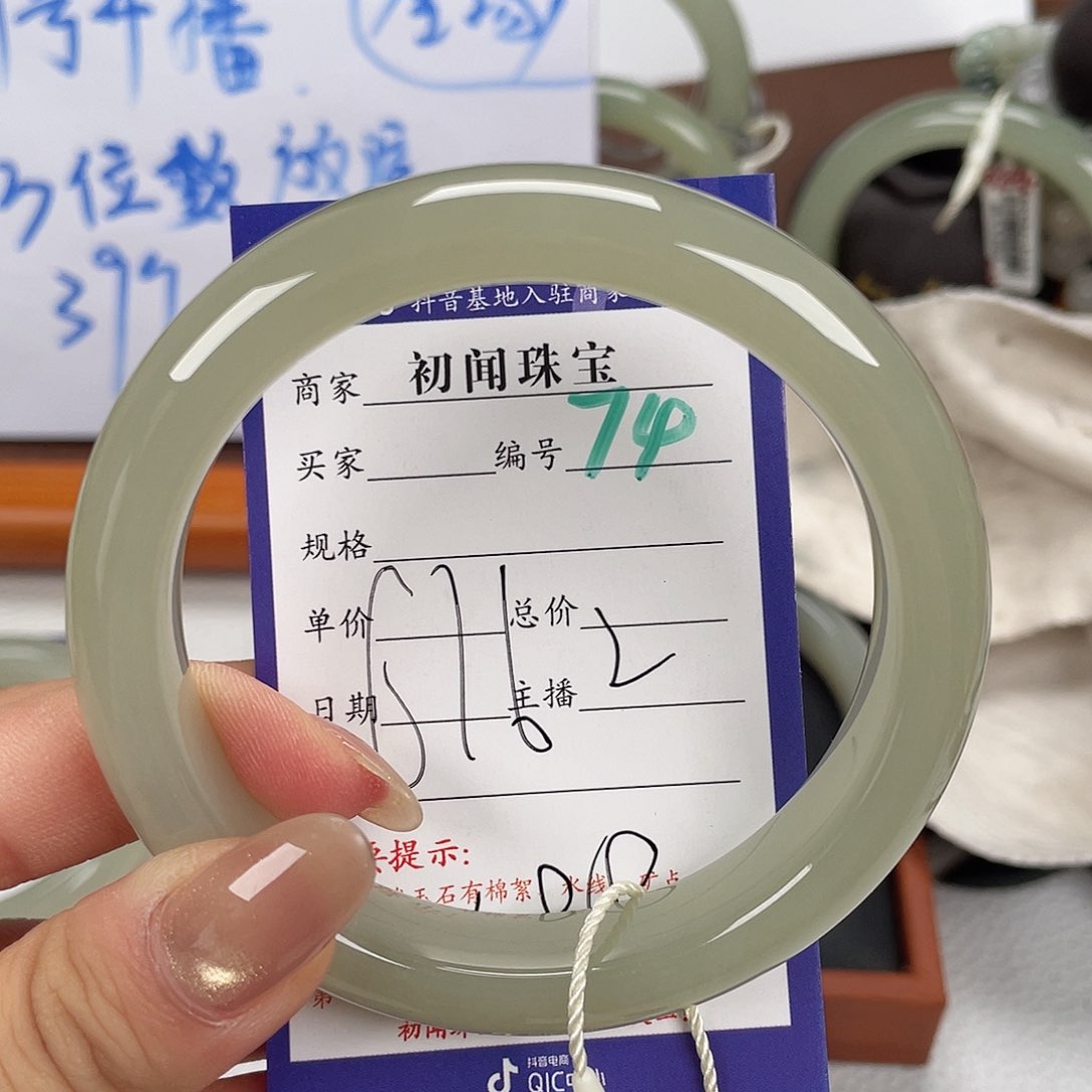 和田玉手镯未镶嵌