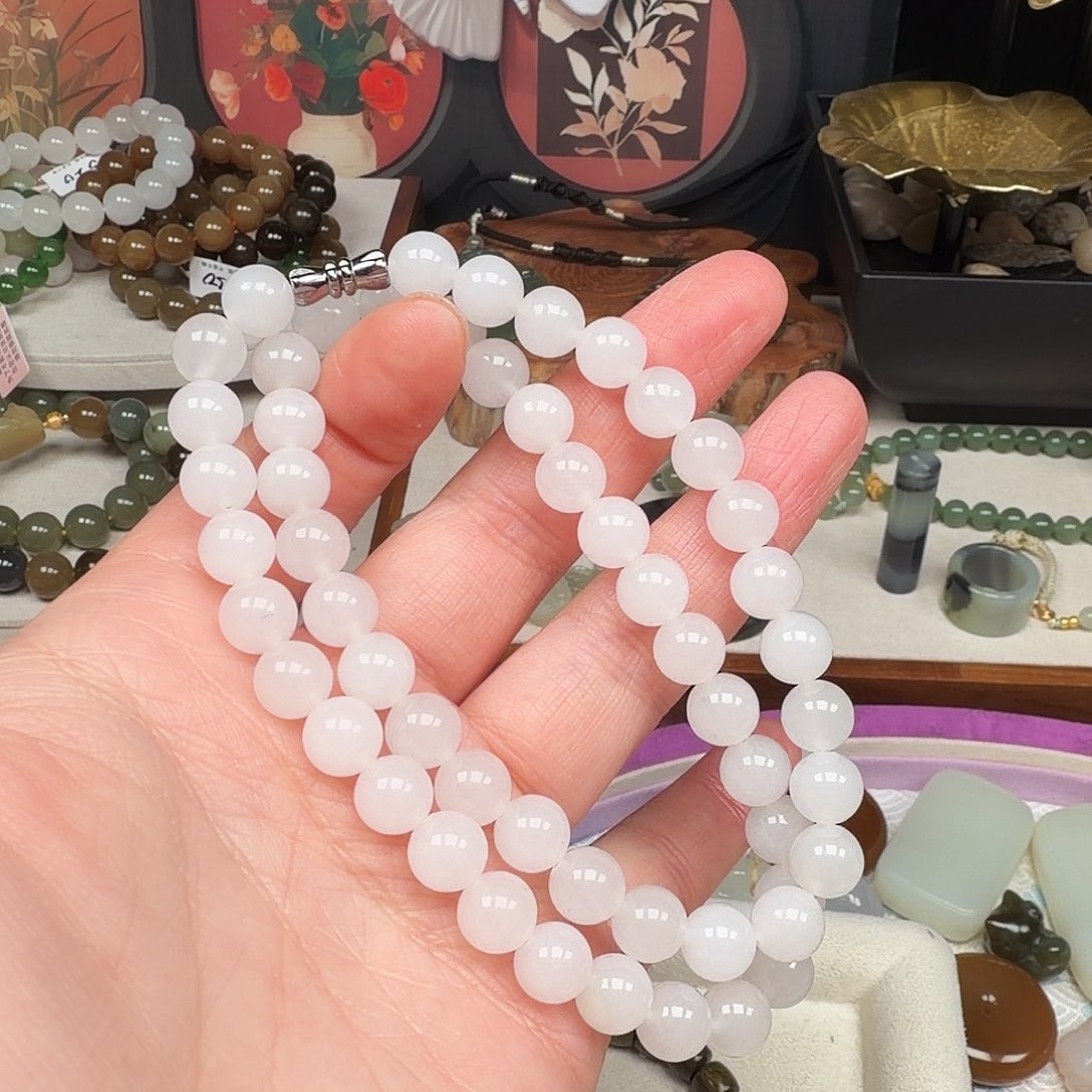 一***虎和田玉（碧玉）未镶嵌颈饰