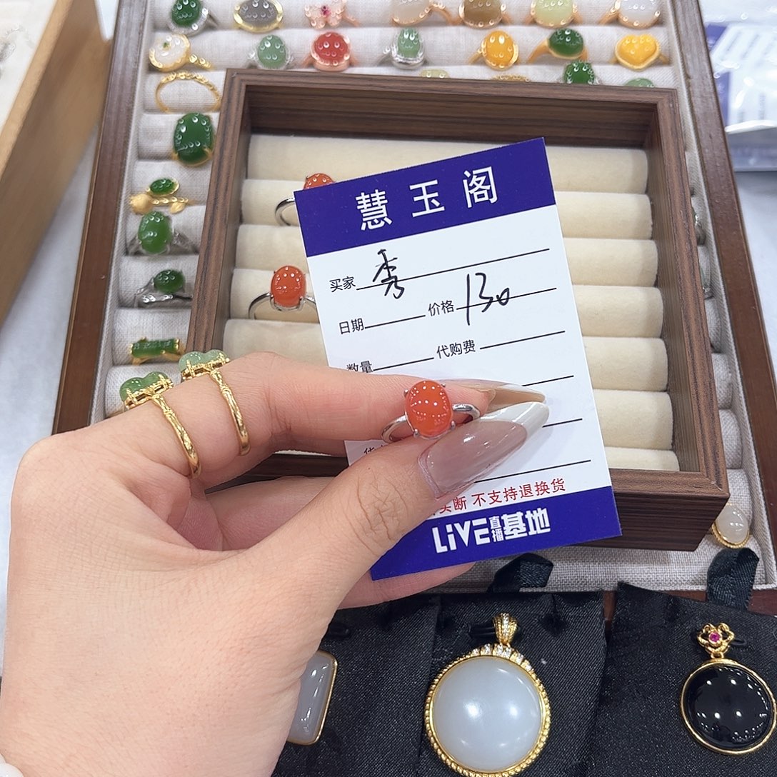 秀***l和田玉未镶嵌耳饰