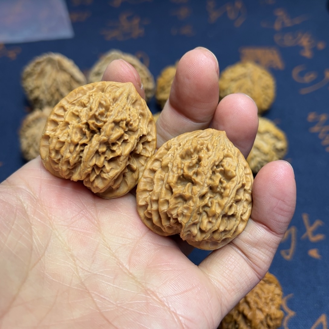 文玩核桃把件秦岭野生灯笼核桃