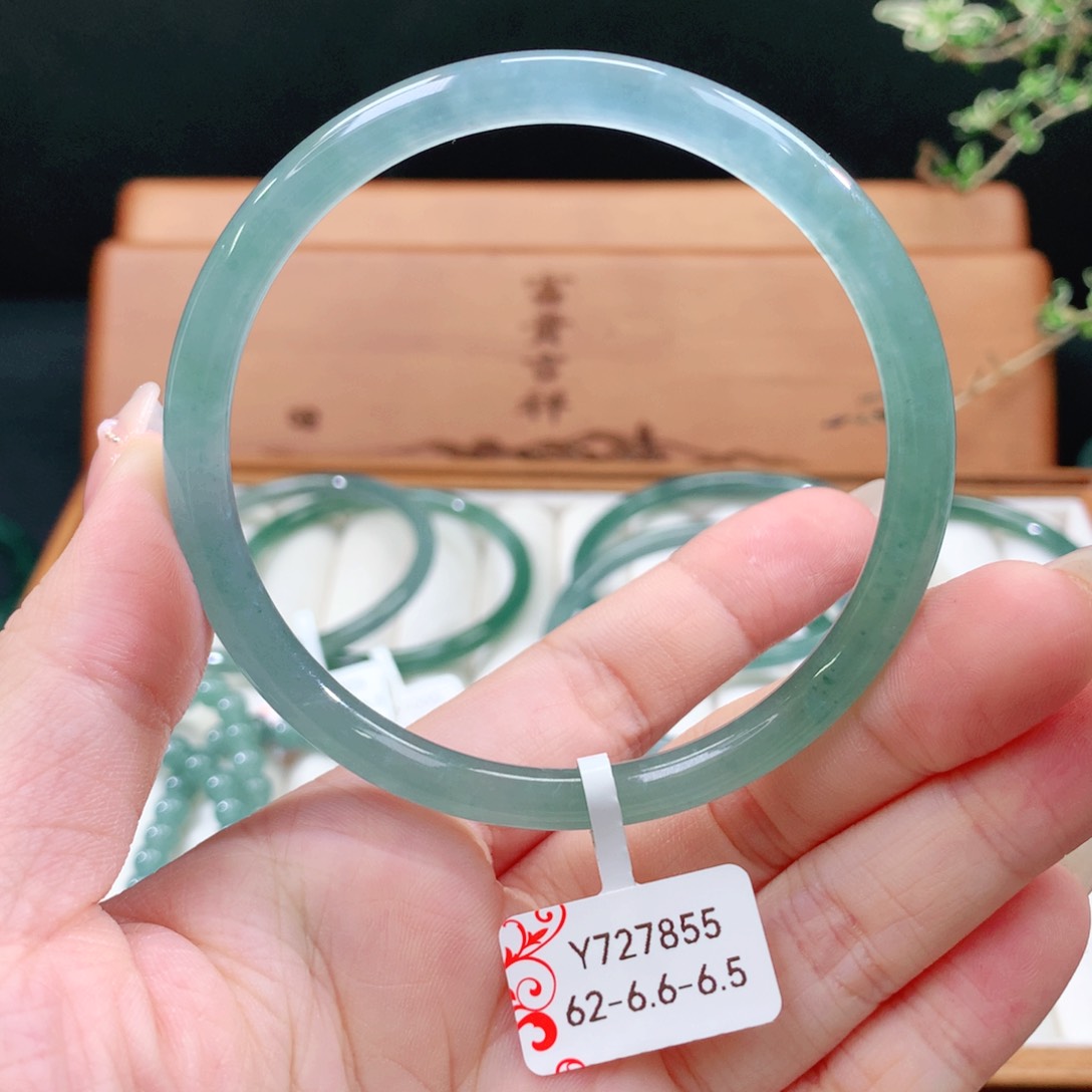 翡翠手镯未镶嵌天然