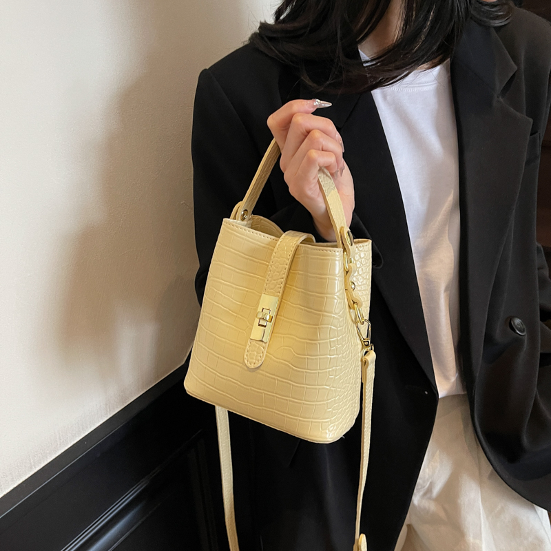 今年流行的包包女式2025新款百搭休闲单肩手拎包鳄鱼纹斜挎水桶包