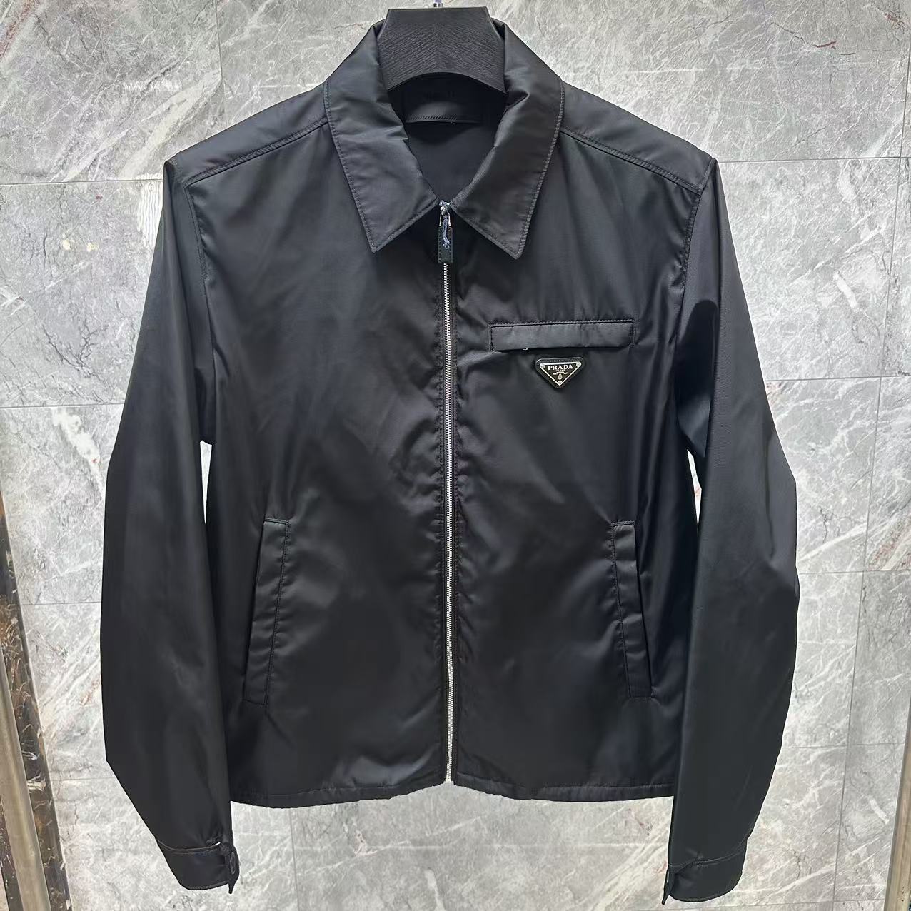 未使用 Prada/普拉达 黑色钢标尼龙教练夹克/50码