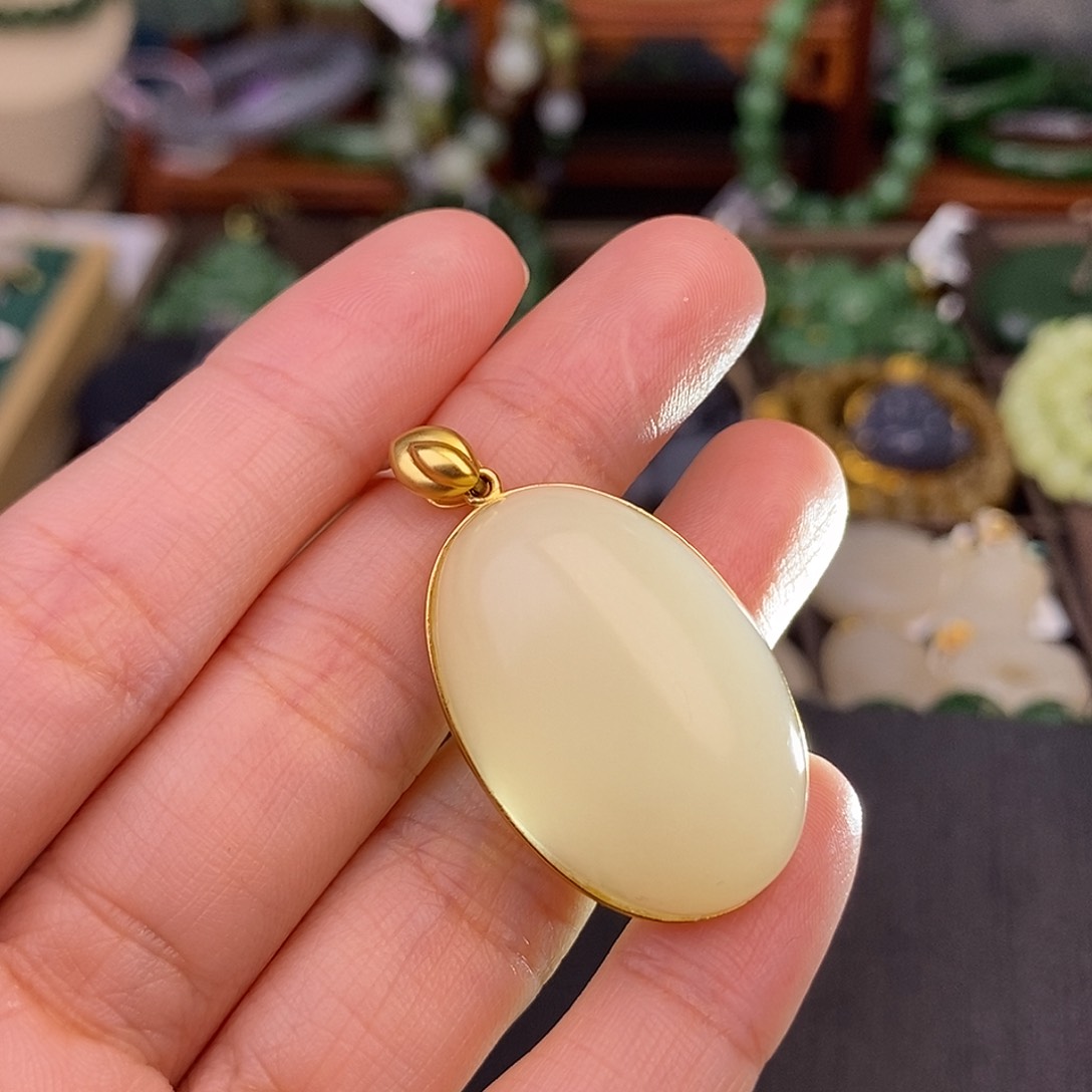 和田玉熟藕粉浓色老矿料吊坠清货价18.K金未镶嵌