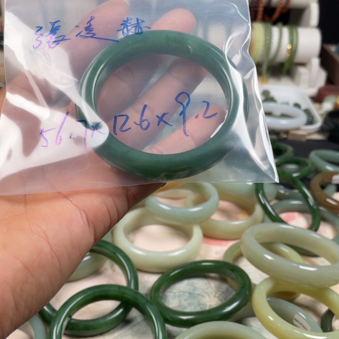 张****和田玉（碧玉）未镶嵌手镯