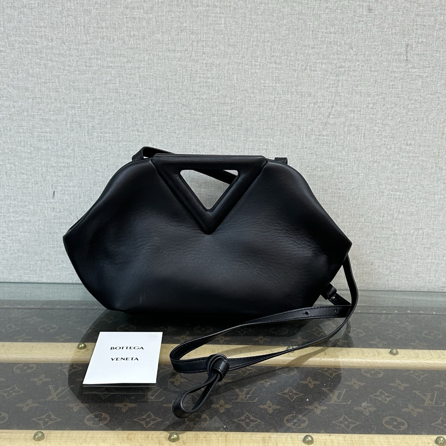 99新 BOTTEGA VENETA/葆蝶家 黑色倒三角手提单肩斜挎包 29409