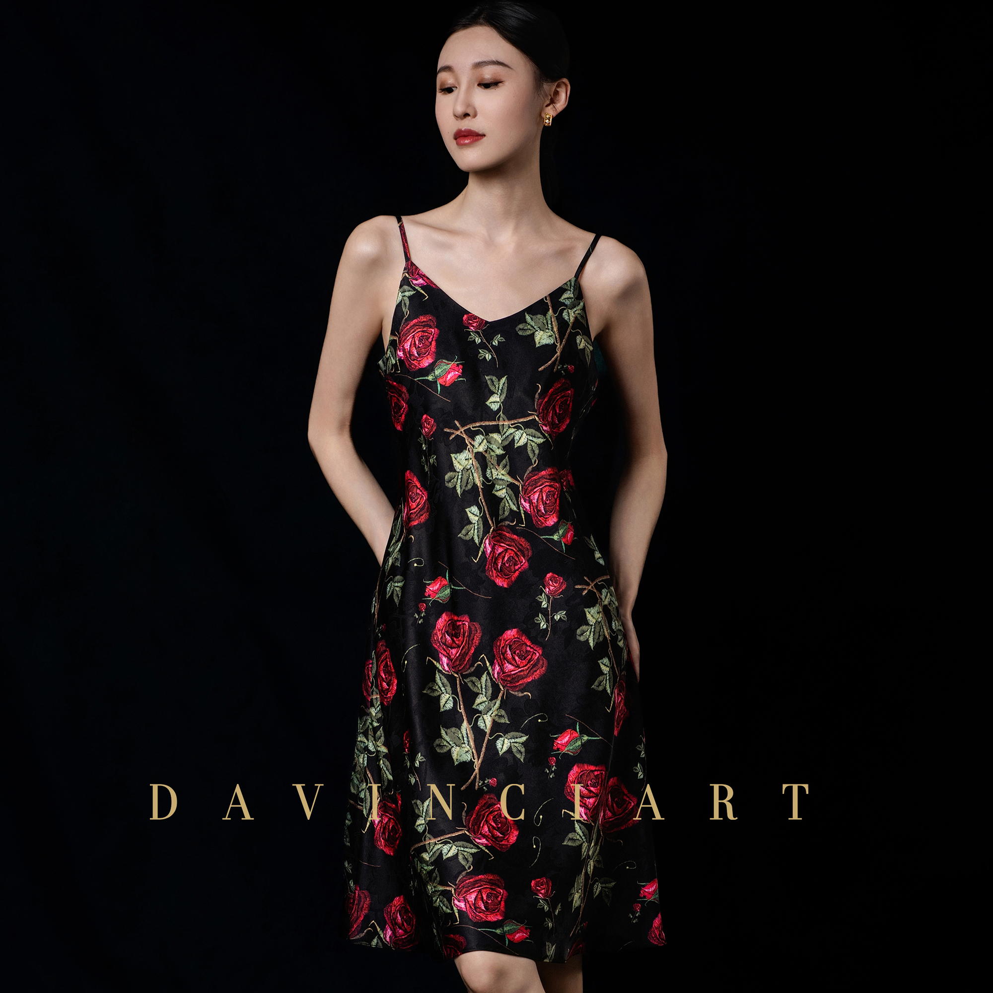 达芬奇密码黑金玫瑰吊带胸垫款性感高级感睡裙女款爆款2025新款