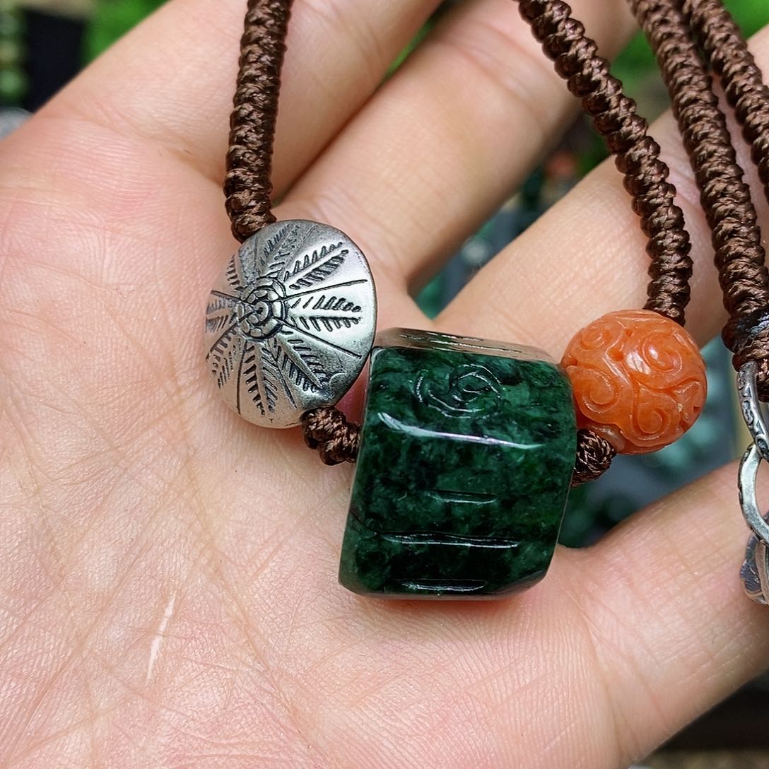 翡翠未镶嵌颈饰莉*漂亮美眉