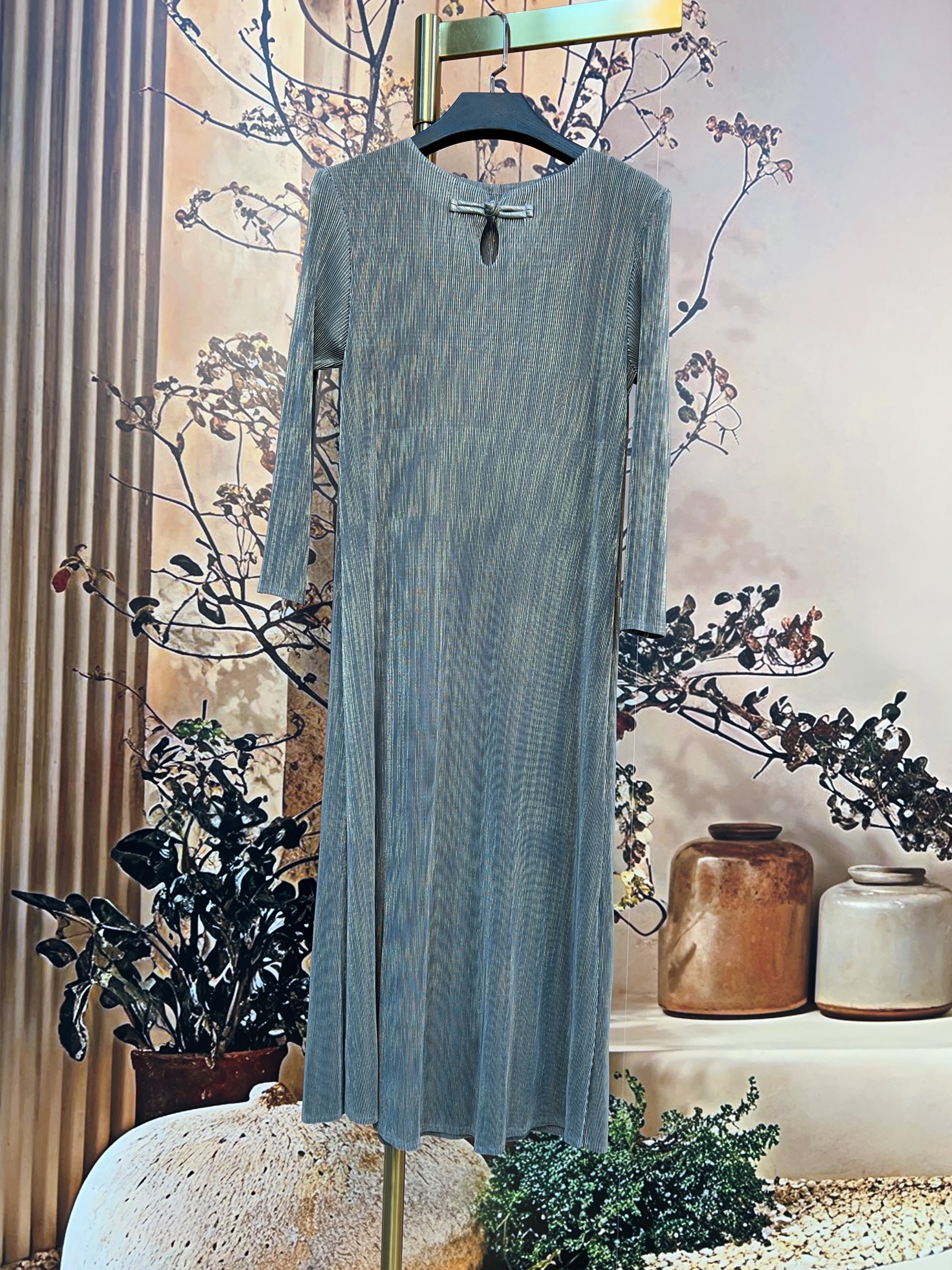 高定轻奢设计师连衣裙优雅高弹显贵气质百搭遮肉显瘦度假风SZ7062