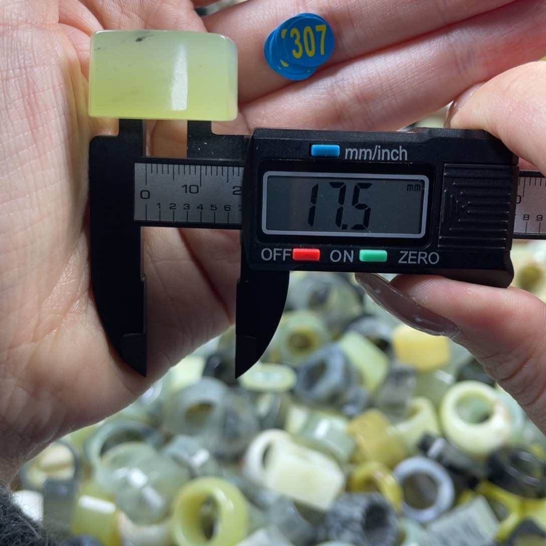蛇纹石玉未镶嵌戒指
