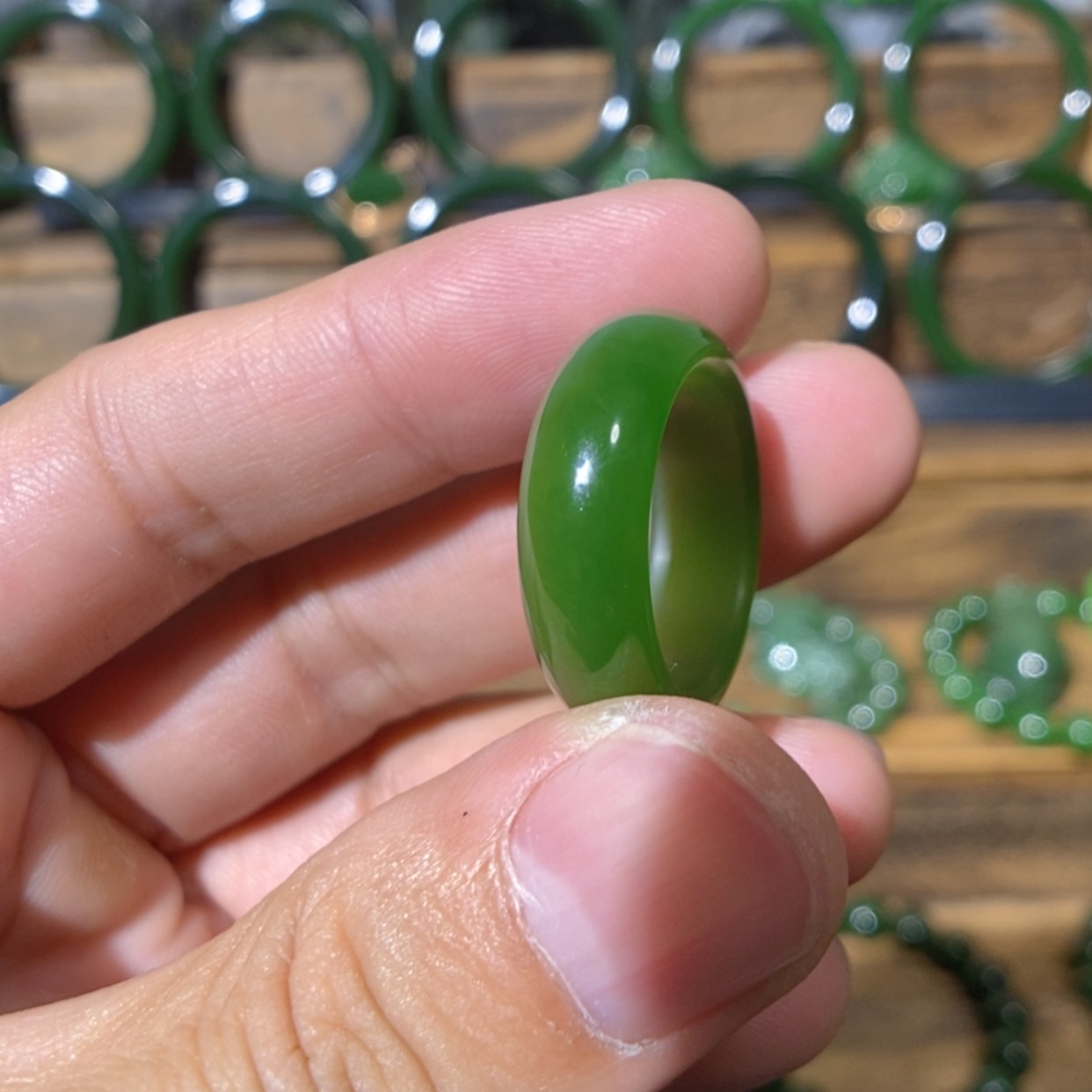 【闪购商品】吊坠(不含链)未镶嵌和田玉快**伴俄料阳绿戒圈18/7.7