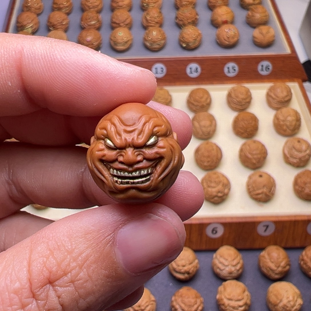 张****文玩核桃吊坠18左右猴头核桃镶嵌坏笑恶僧全品