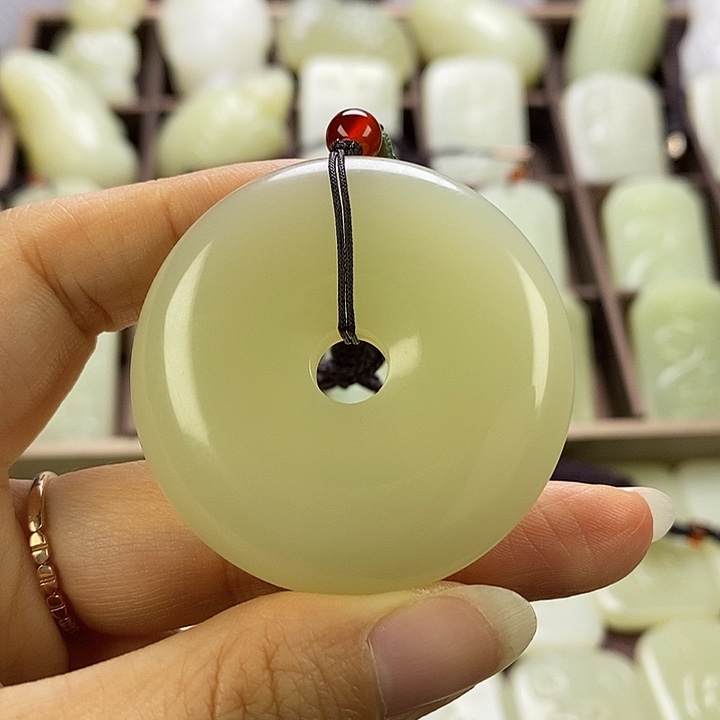 昆仑石平安扣的丽