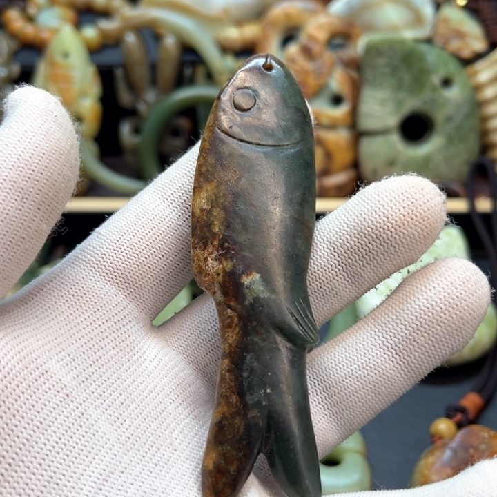 未镶嵌岫岩河磨玉（透闪石质玉）车挂