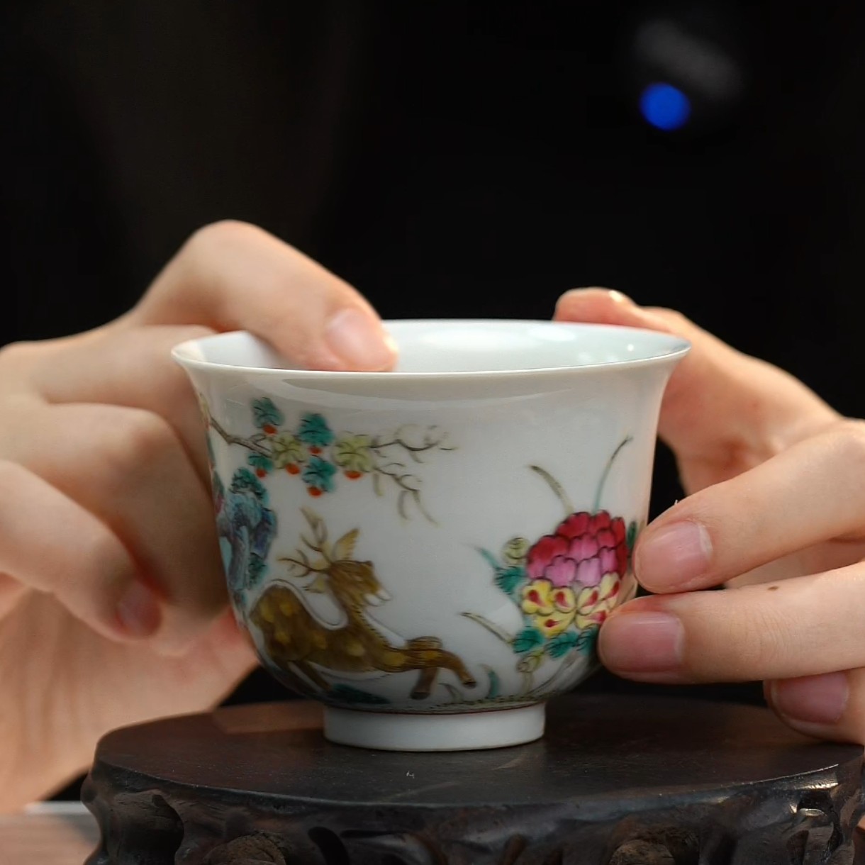 粉彩鹤鹿同春纹杯