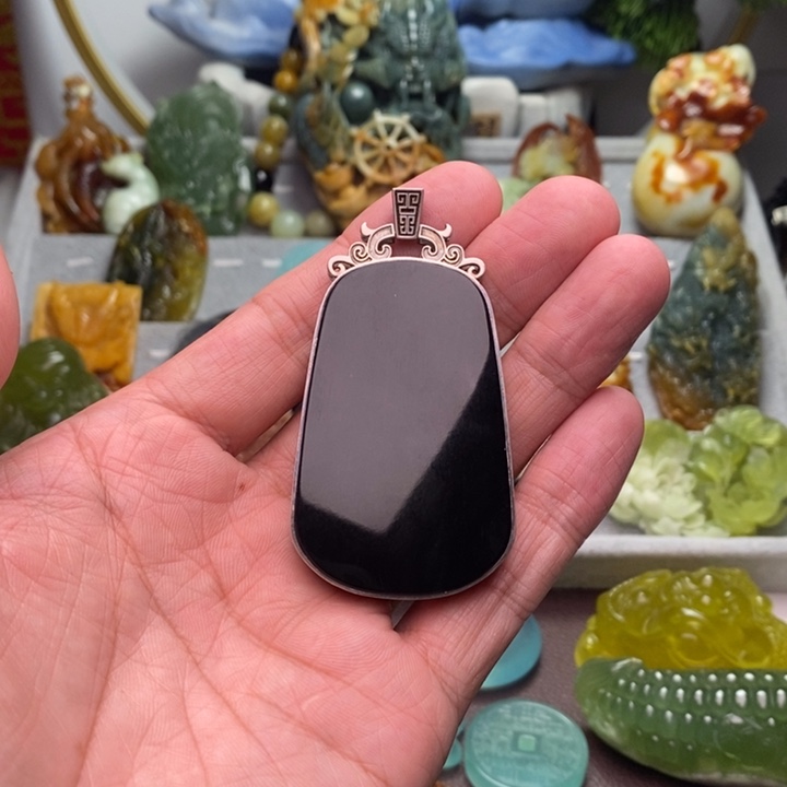 高***地蛇纹石玉未镶嵌颈饰