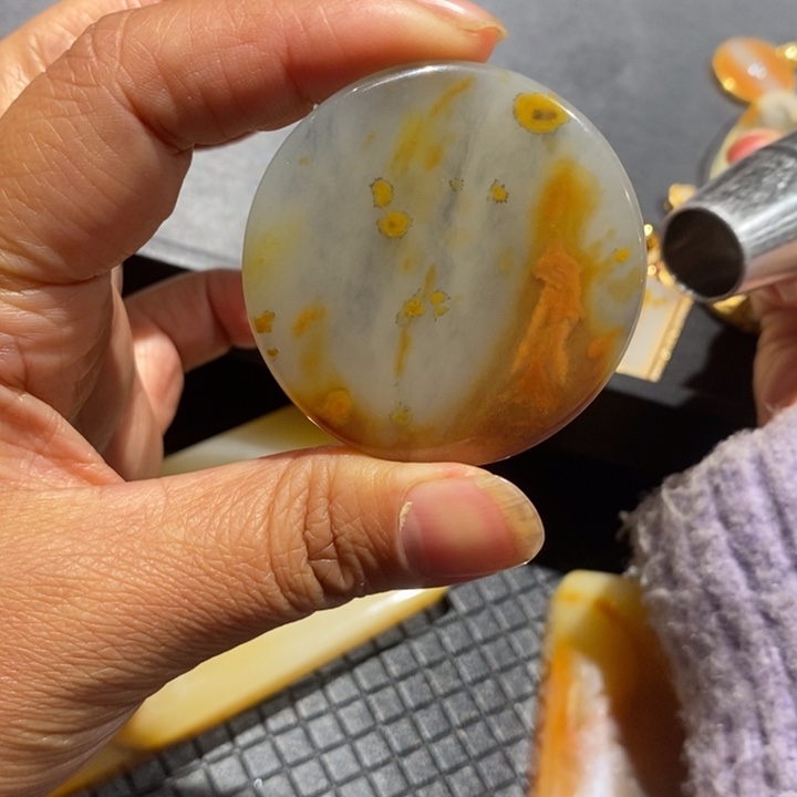 石英质玉（黄龙玉）未镶嵌颈饰