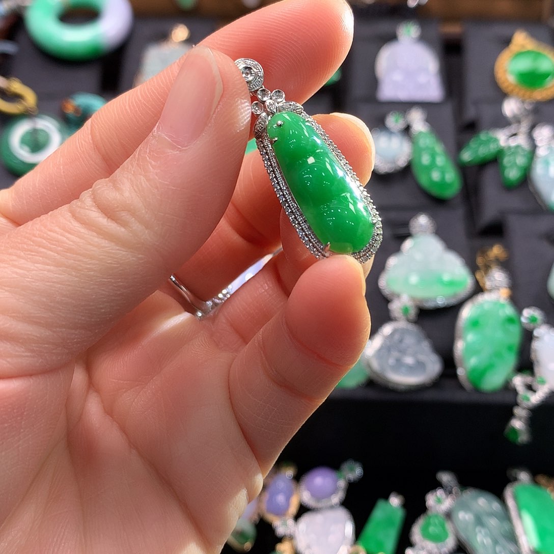 翡翠颈饰18K金镶嵌绿豆