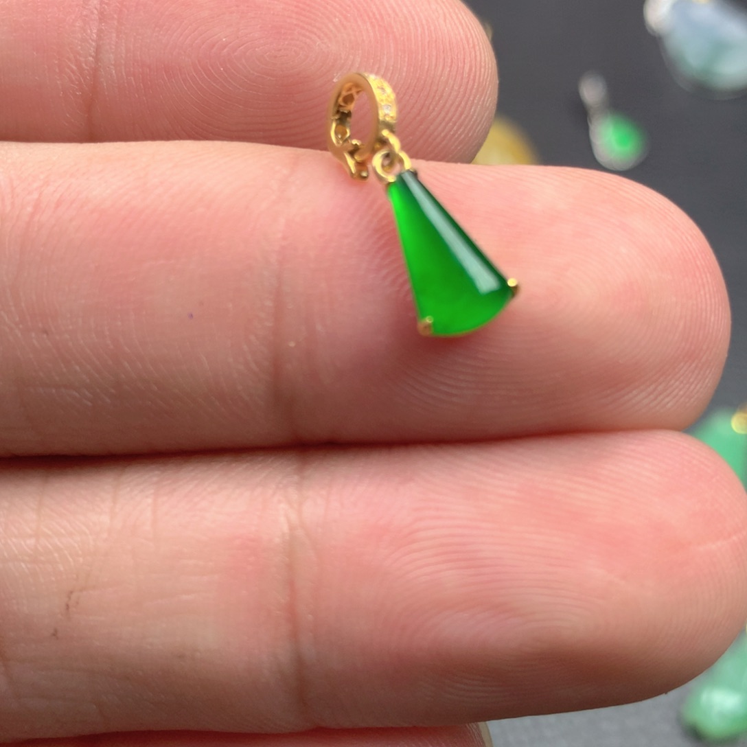 【闪购商品】颈饰18K金镶嵌翡翠翡翠