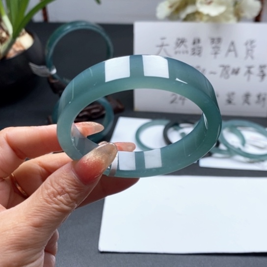翡翠手镯未镶嵌不****59尺寸