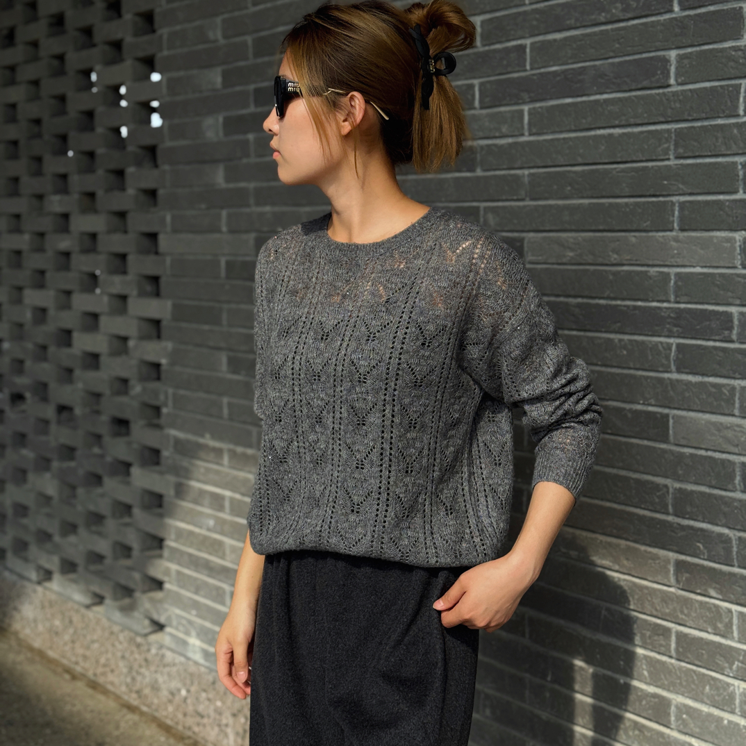 “高奢打底”圆领罗纹镂空针织衫