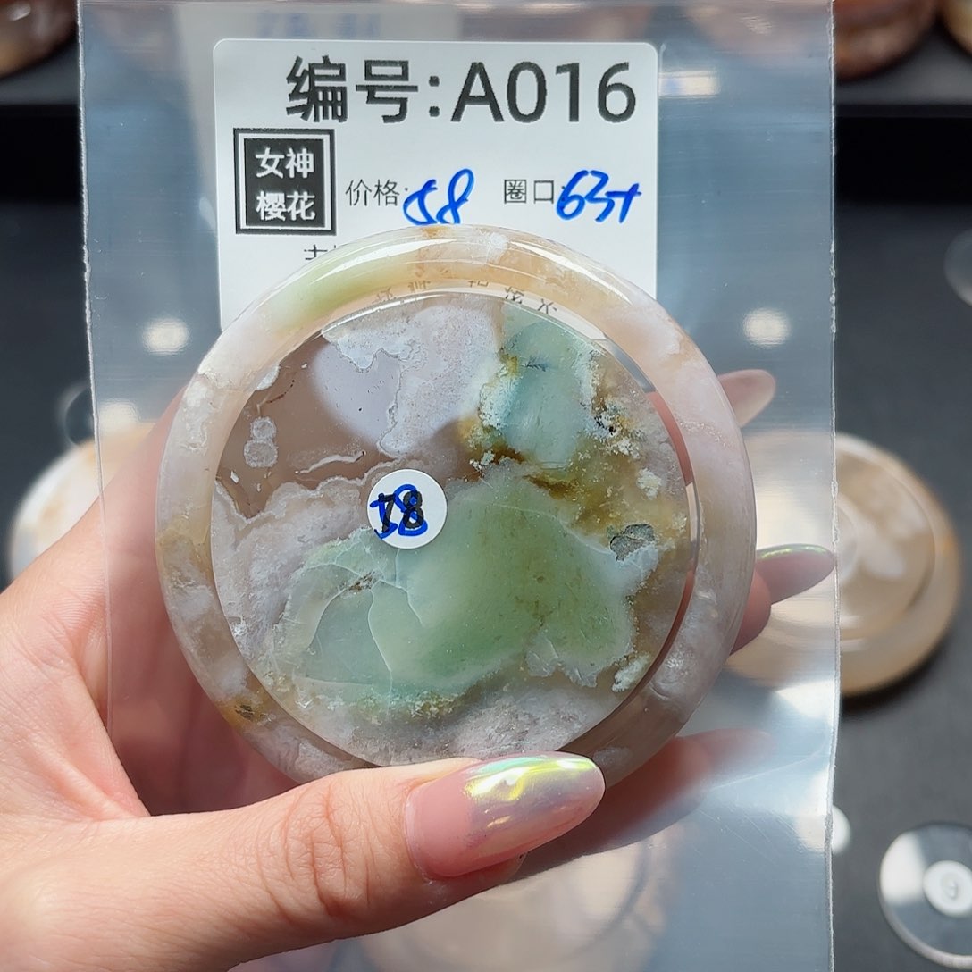 石英质玉手镯合金是**呀