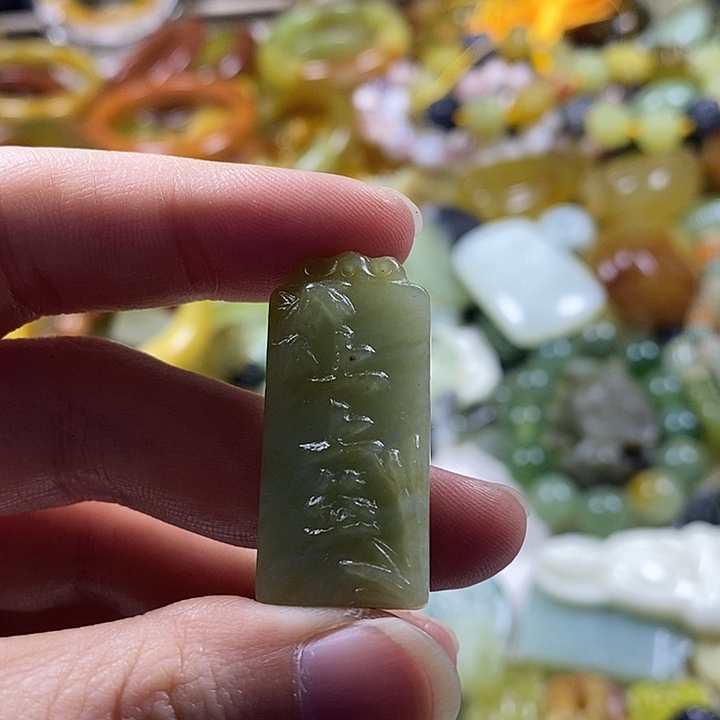 蛇纹石玉未镶嵌颈饰