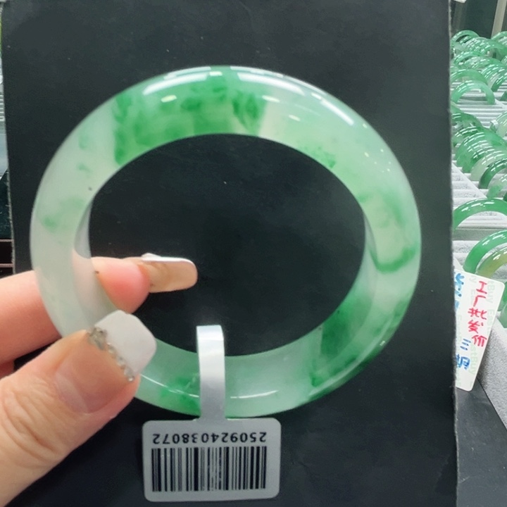 石英质玉（非洲翠）未镶嵌手镯