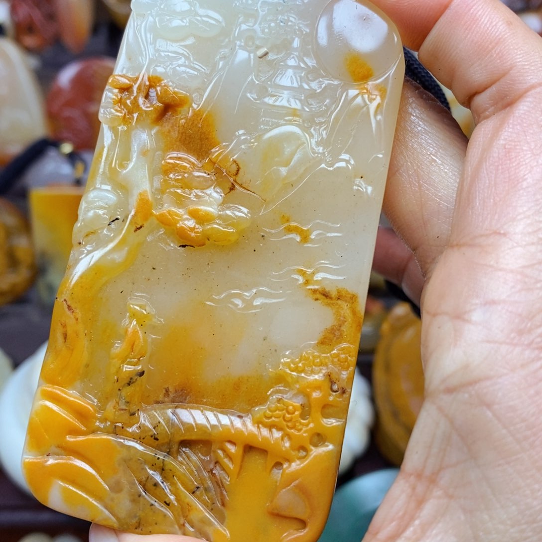 石英质玉（黄龙玉）颈饰未镶嵌