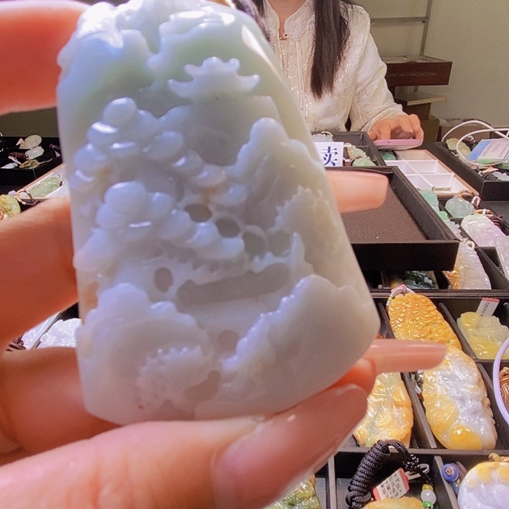 翡翠未镶嵌颈饰一个