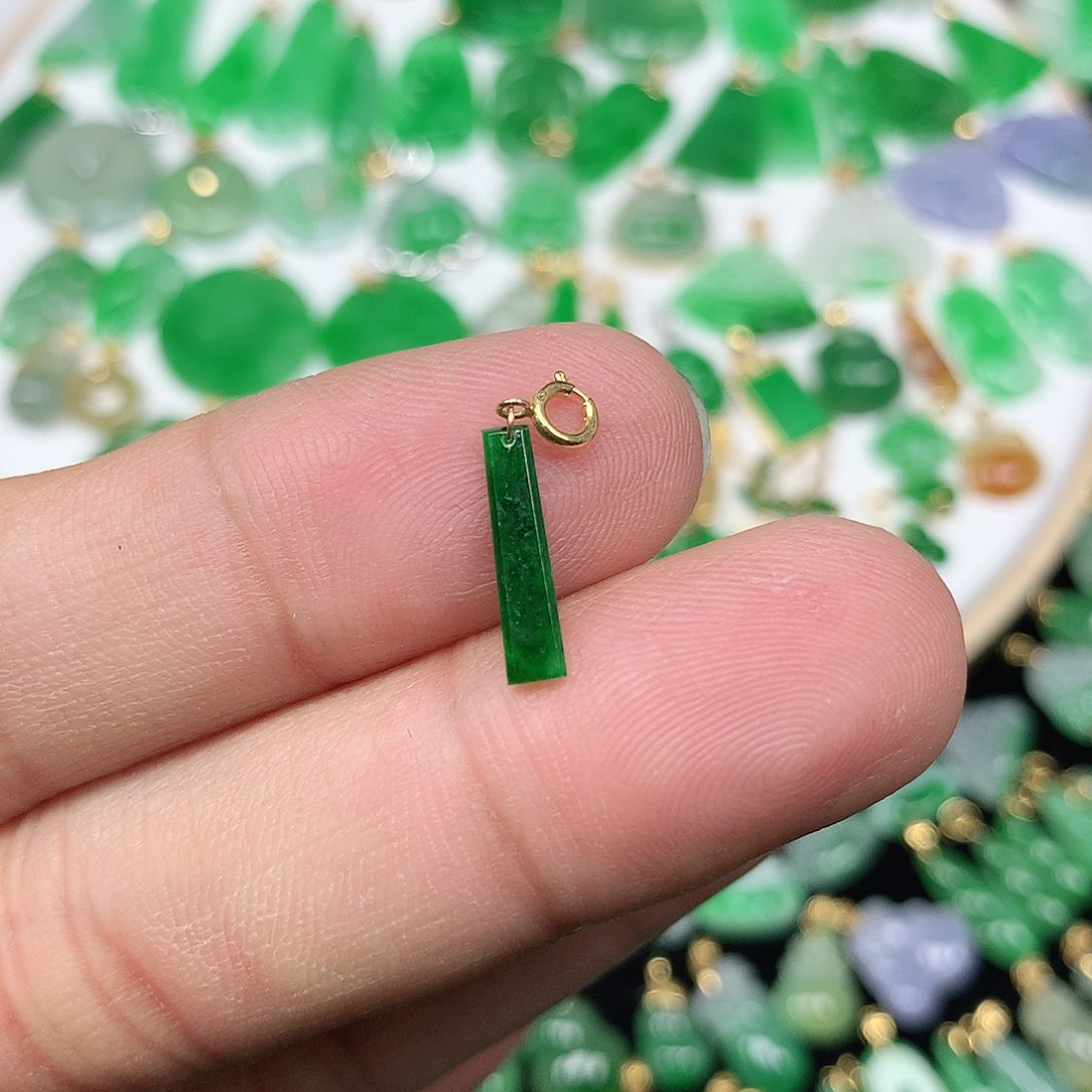 翡翠配石18K金扣头 精美缅料辣绿小素面牌