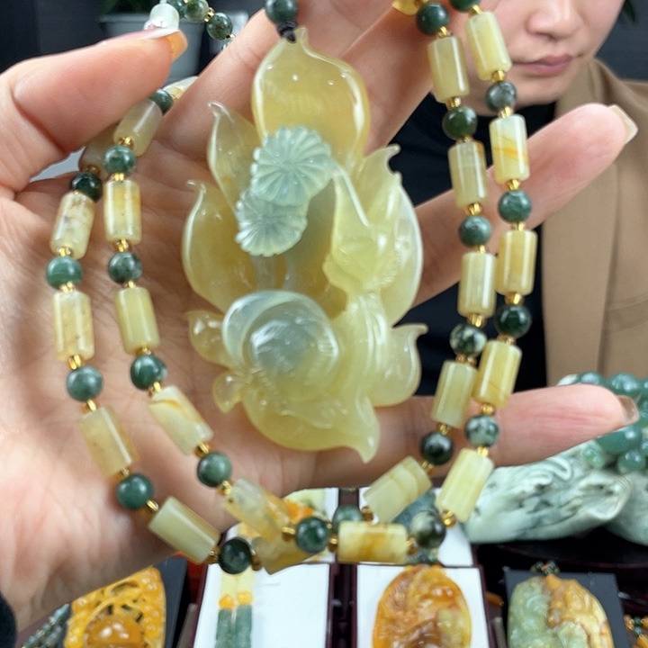 蛇纹石玉颈饰未镶嵌