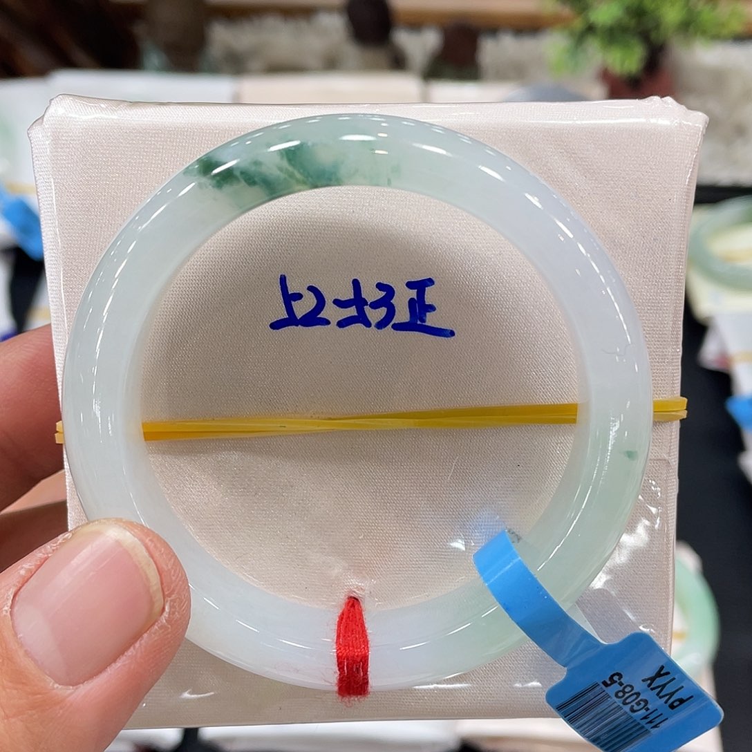 翡翠手镯未镶嵌翡翠