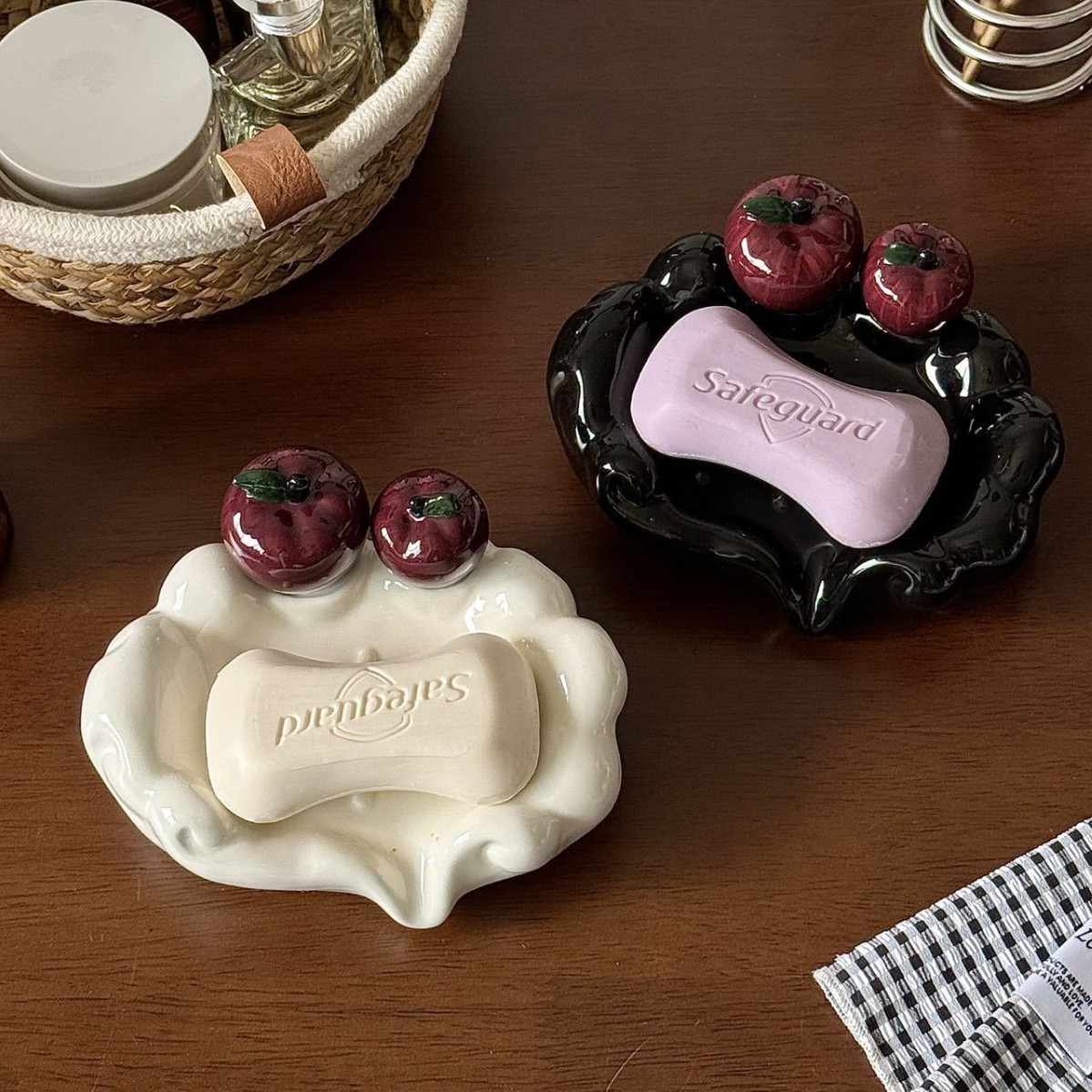 高颜值蛇果肥皂碟轻奢陶瓷肥皂盒沥水家用香皂碟lsh