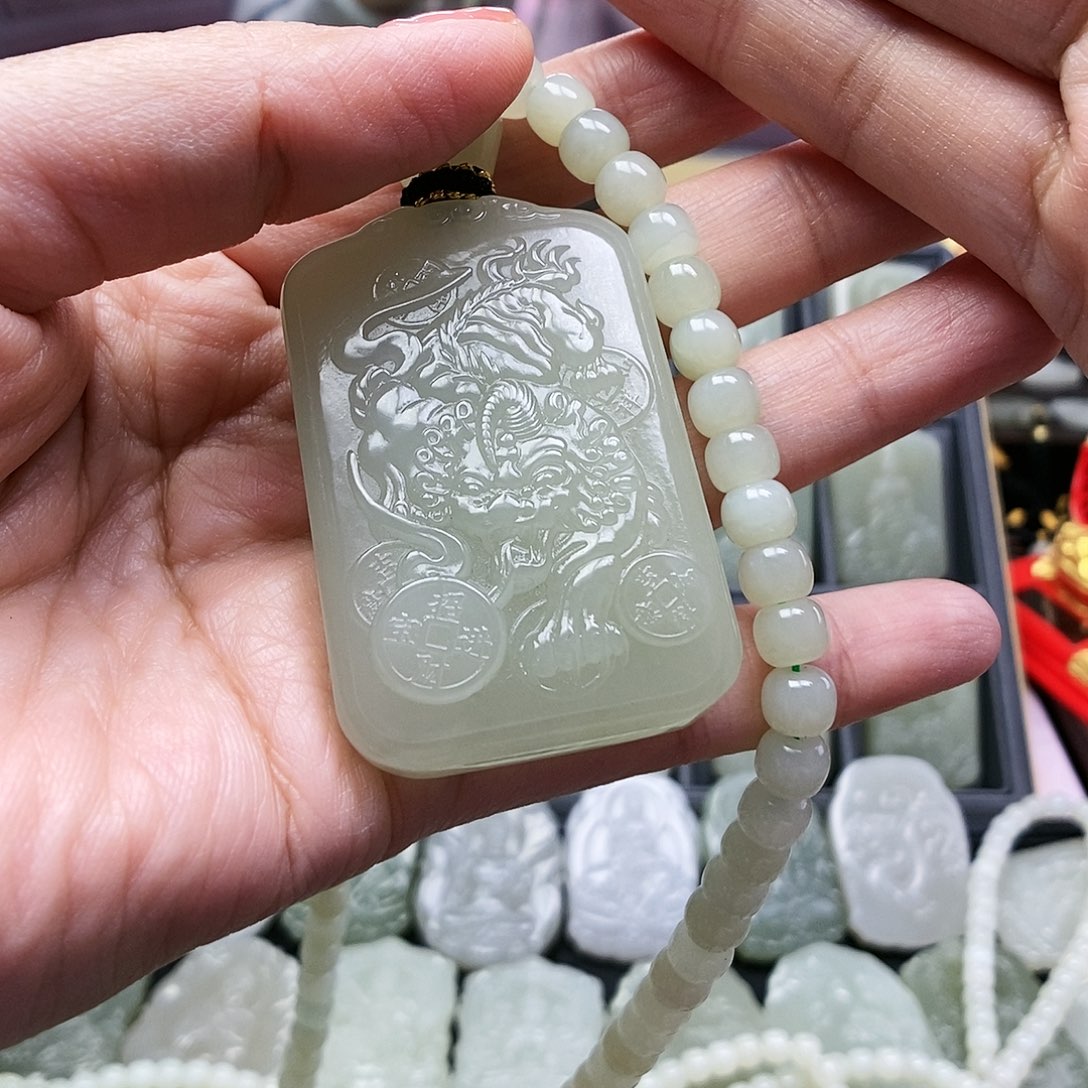 和田玉颈饰未镶嵌放*下