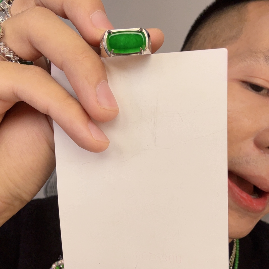 翡翠未镶嵌颈饰一件